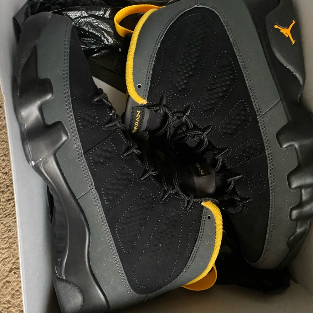 Retro Jordan 9 university gold